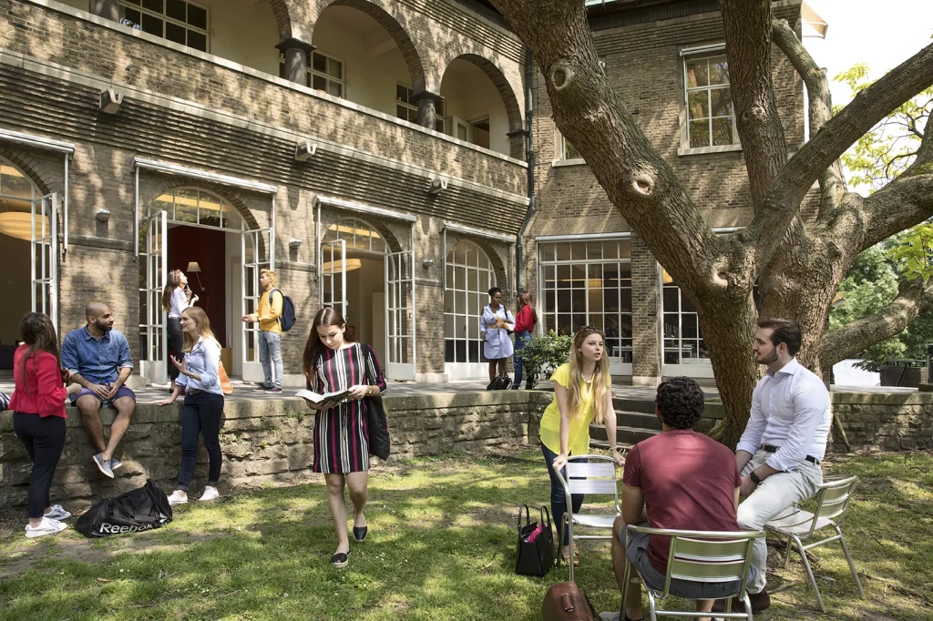Courtyard with students, Maastricht University